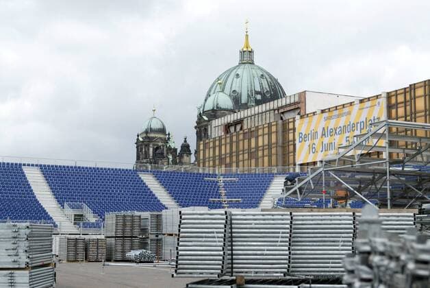 Aufbau des Beachvolleyballstadions für die Weltmeisterschaft 2005 in Berlin, im Hintergrund der Berliner Dom Beachvolleyball WM Herren Vorschau Beach Weltmeisterschaft 2005, Totale Berlin