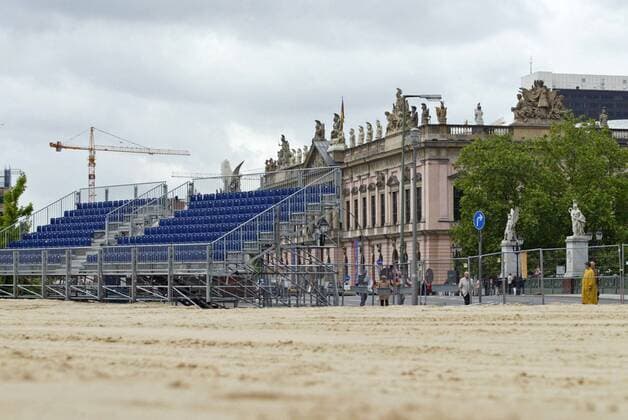 Aufbau des Beachvolleyballstadions für die Weltmeisterschaft 2005 in Berlin, im Hintergrund das Deutsche Historische Museum Beachvolleyball WM Herren Vorschau Beach Weltmeisterschaft 2005, Totale Berlin
