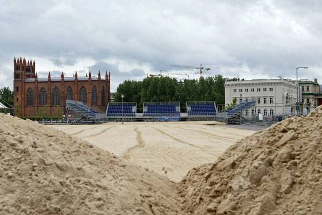 Aufbau des Beachvolleyballstadions für die Weltmeisterschaft 2005 in Berlin Beachvolleyball WM Herren Vorschau Beach Weltmeisterschaft 2005, Totale Berlin