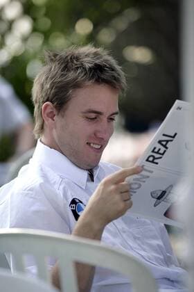 Nick Heidfeld (Deutschland BMW Williams) liest etwas erfreuliches über Montreal Motorsport Grand Prix Herren Großer Preis von Kanada 2005, Formel 1 Weltmeisterschaft, F1, F, GP, WM Einzelbild Montreal