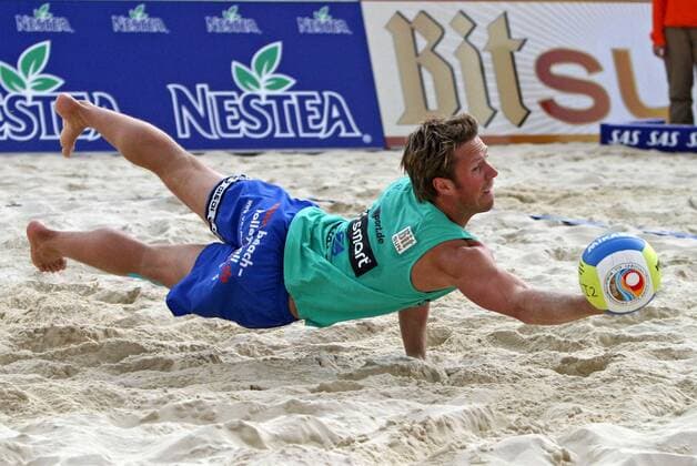 David Klemperer (Deutschland) - Hechtbagger Beachvolleyball Herren Zürich Masters 2005, Zurich, Zuerich, Beach Einzelbild Essen Dynamik, Abwehr,