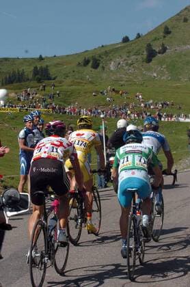 Lance Armstrong (USA Discovery Channel, re.) vor Levi Leipheimer (USA Gerolsteiner, 2. v. re.) und Alexander Winokurow (Kasachstan T Mobile, li.) -  Radsport Herren Dauphine Libere 2005, Straßenradsport, Straße, Rad Gruppe