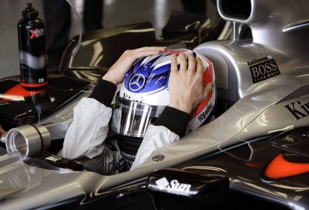 Kimi Räikkönen (Finnland McLaren Mercedes) fässt sich im Cockpit seines Boliden mit beiden Händen an den Helm Motorsport Grand Prix Herren Großer Preis von Kanada 2005, Formel 1 Weltmeisterschaft, F1, F, GP, WM, Qualifying Einzelbild Montreal
