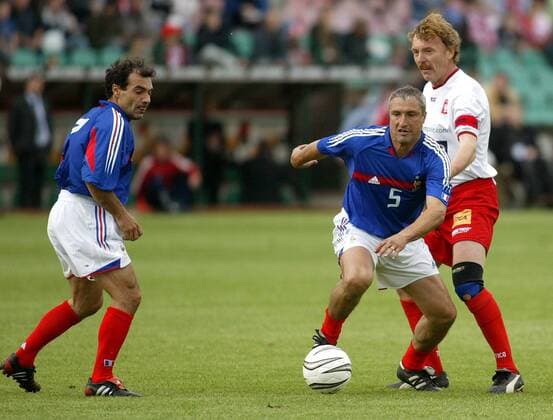 Benefizspiel - Bernard Casoni (Mitte) und Jean Marc Ferratge (li., beide Frankreich) gegen Zbigniew Boniek (Polen) -  Fußball Herren Benefizspiel 2005, Benefiz, Nationalmannschaft, Nationalteam, Nationaltrikot, Vdig Gruppe Warschau Dynamik,