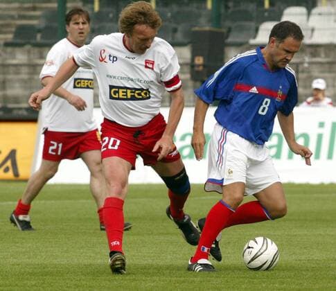 Benefizspiel - Christophe Cocard (re., Frankreich) gegen Zbigniew Boniek (Polen) -  Fußball Herren Benefizspiel 2005, Benefiz, Nationalmannschaft, Nationalteam, Nationaltrikot, Vdig Gruppe Warschau Dynamik,