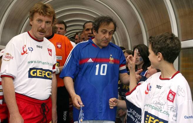 Benefizspiel - Michel Platini (re., Frankreich) und Zbigniew Boniek (Polen) vor dem Einmarsch-  Fußball Herren Benefizspiel 2005, Benefiz, Nationalmannschaft, Nationalteam, Nationaltrikot, Vdig Gruppe Warschau