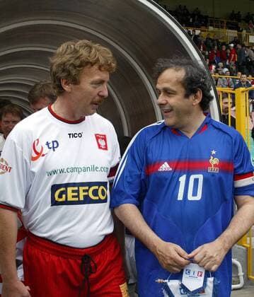 Benefizspiel - Michel Platini (re., Frankreich) und Zbigniew Boniek (Polen) vor dem Einmarsch -  Fußball Herren Benefizspiel 2005, Benefiz, Nationalmannschaft, Nationalteam, Nationaltrikot, Vdig Gruppe Warschau