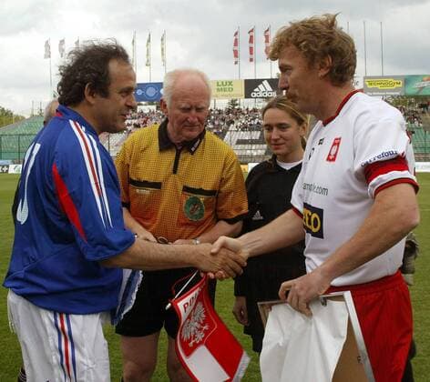 Michel Platini (li., Frankreich) gegen Zbigniew Boniek (Polen) - Wimpeltausch beim Benefizspiel -  Fußball Herren Benefizspiel 2005, Benefiz, Nationalmannschaft, Nationalteam, Nationaltrikot, Vdig Gruppe Warschau