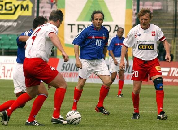 Benefizspiel - Zbigniew Boniek (re., Polen) und Michel Platini (2.v.re., Frankreich) beobachten einen Zweikampf -  Fußball Herren Benefizspiel 2005, Benefiz, Nationalmannschaft, Nationalteam, Nationaltrikot, Vdig Gruppe Warschau Dynamik,