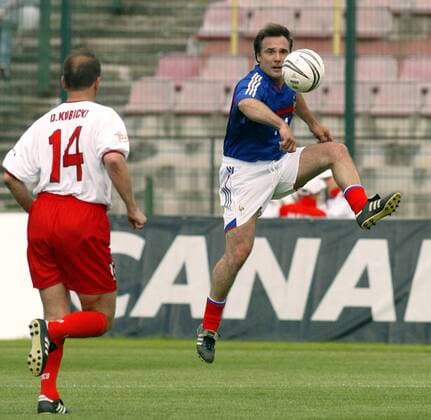 Benefizspiel - Ballannahme, Dariusz Kubicki (Polen) läßt ihn gewähren -  Fußball Herren Benefizspiel 2005, Benefiz, Nationalmannschaft, Nationalteam, Nationaltrikot, Vdig Gruppe Warschau Dynamik,