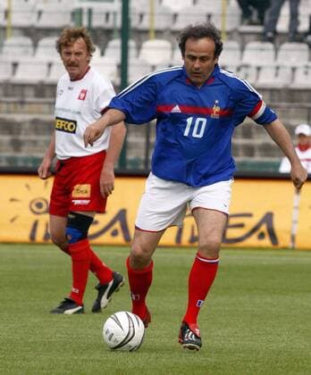 Benefizspiel - Michel Platini (Frankreich) am Ball, beobachtet von Zbigniew Boniek (Polen) -  Fußball Herren Benefizspiel 2005, Benefiz, Nationalmannschaft, Nationalteam, Nationaltrikot, Vdig Einzelbild Warschau Dynamik,