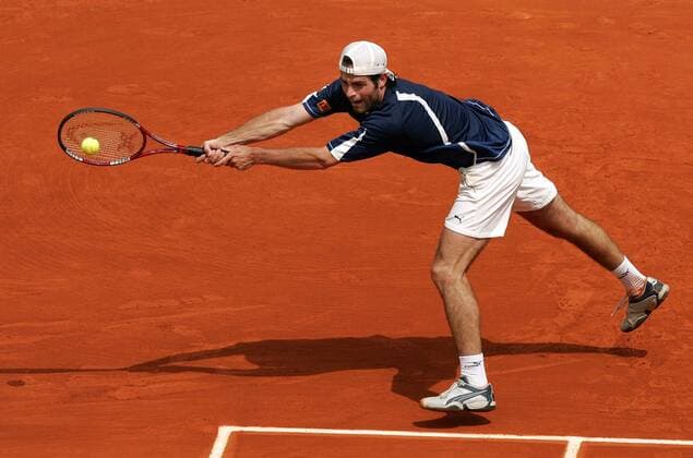 Raemon Sluiter (Niederlande) - beidhändige Rückhand Tennis Herren French Open 2005, Grand Slam, ATP Tour Einzelbild Roland Garros Paris Dynamik,