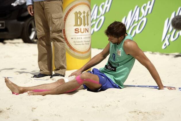 Eric Koreng (Deutschland) sitzt verletzt am Boden Beachvolleyball Damen Zürich Masters 2005, Zurich, Zuerich Einzelbild Essen