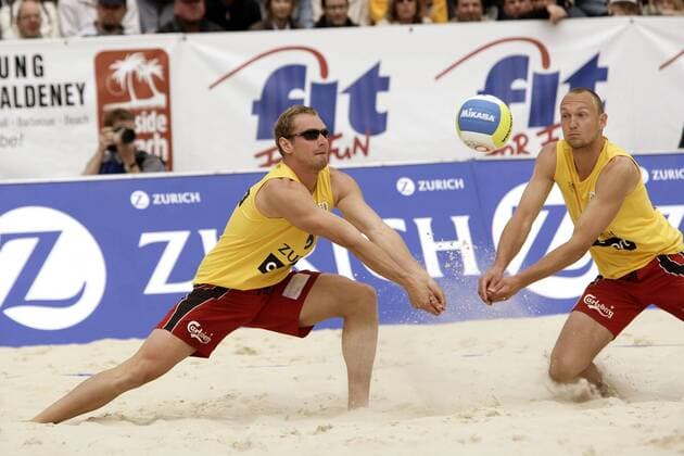 Doppelt hält besser - Kay Matysik (li.) und Marcus Popp (beide Deutschland) gehen gleichzeitig zum Ball Beachvolleyball Damen Zürich Masters 2005, Zurich, Zuerich Gruppe Essen