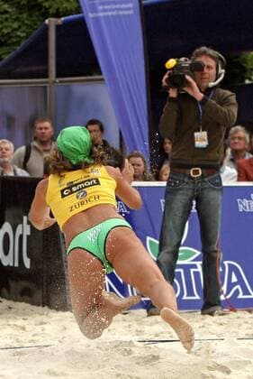 Danja Müsch (Deutschland) hechtet medienwirksam durch den Sand Beachvolleyball Damen Zürich Masters 2005, Zurich, Zuerich, Beach Gruppe Essen Dynamik,