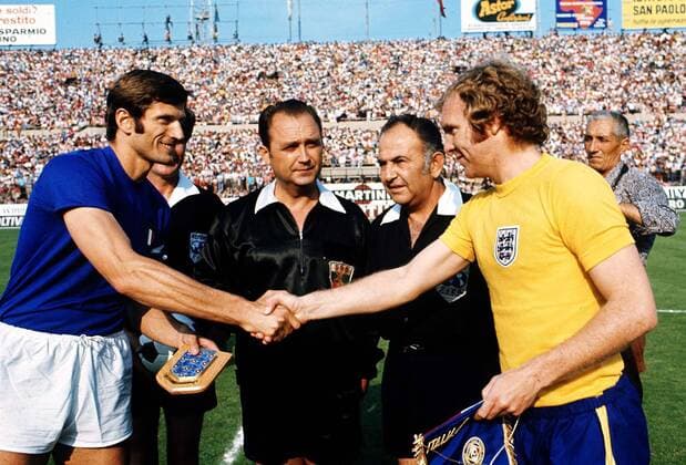 Giacinto Facchetti (Italien, li.) und Bobby Moore (England) begrüßen sich, dazwischen Schiedsrichter Stanev (Bulgarien) und seine Linienrichter-  Fußball Länderspiel Herren Länderspiel 1973, Nationalmannschaft, Nationalteam, Nationaltrikot, Italien - England 2:0 Gruppe Turin Harmonie,