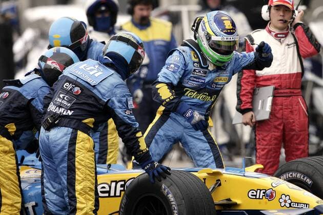 Giancarlo Fisichella (Italien Renault) steigt nach einem technischen Defekt frustriert aus seinem Boliden Motorsport Grand Prix Herren Großer Preis von Kanada 2005, Formel 1 Weltmeisterschaft, F1, F, GP, WM, Vdig, Gruppe Montreal Enttäuschung, Wut,