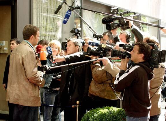 Großes Medieninteresse bei der Ankunft der deutschen Nationalmannschaft in Frankfurt - Teammanager Oliver Bierhoff (Deutschland, li.) gibt vor dem Hotel zahlreichen Journalisten ein Interview Fußball Herren Confederations Cup 2005, Confederationscup, Konföderationen, Konföderationencup Gruppe Medienandrang Frankfurt M.