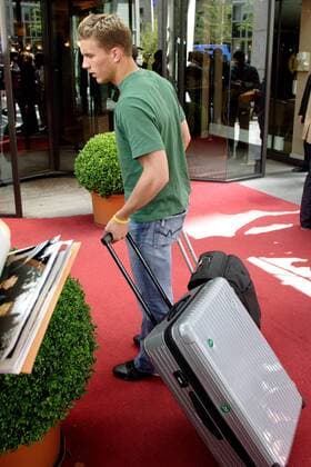Lukas Podolski (Deutschland) bei der Ankunft im Frankfurter Hotel Fußball Herren Confederations Cup 2005, Confederationscup, Konföderationen, Konföderationencup Einzelbild Frankfurt M.