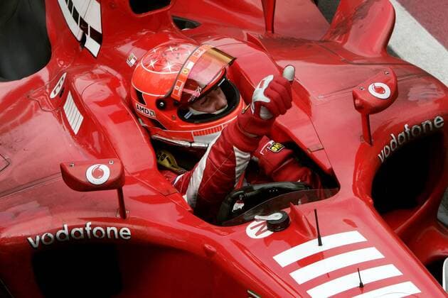 Michael Schumacher (Deutschland Ferrari) hebt zufrieden den Daumen nach seinem 2. Platz beim Großen Preis von Kanada 2005 Motorsport Grand Prix Herren Großer Preis von Kanada 2005, Formel 1 Weltmeisterschaft, F1, F, GP, WM, Vdig, Einzelbild Montreal Freude,