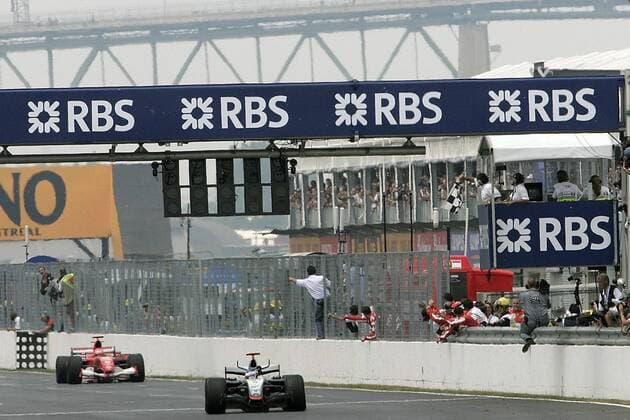 Sieger Kimi Räikkönen (Finnland McLaren Mercedes) überquert in seinem Boliden die Ziellinie vor Michael Schumacher (Deutschland Ferrari) Motorsport Grand Prix Herren Großer Preis von Kanada 2005, Formel 1 Weltmeisterschaft, F1, F, GP, WM, Vdig, Totale Bolide, Rennwagen, Montreal, Saisonhighlight