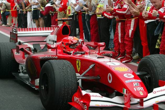 Michael Schumacher (Deutschland Ferrari) erntet nach seinem 2. Platz beim Großen Preis von Kanada 2005 den Beifall seiner Boxencrew Motorsport Grand Prix Herren Großer Preis von Kanada 2005, Formel 1 Weltmeisterschaft, F1, F, GP, WM, Vdig, Einzelbild Montreal Freude,