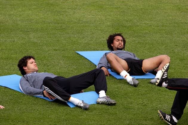 Michael Ballack (li.) und Patrick Owomoyela (beide Deutschland) - Dehnungsübungen Fußball Herren Nationalmannschaft 2005, Nationalteam, Training, Vorbereitung, Deutschland Gruppe Frankfurt M.