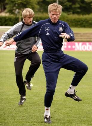 Lets twist again - Torwart Oliver Kahn (Deutschland) bei Dehnungsübungen Fußball Herren Nationalmannschaft 2005, Nationalteam, Training, Vorbereitung, Deutschland Einzelbild Frankfurt M.
