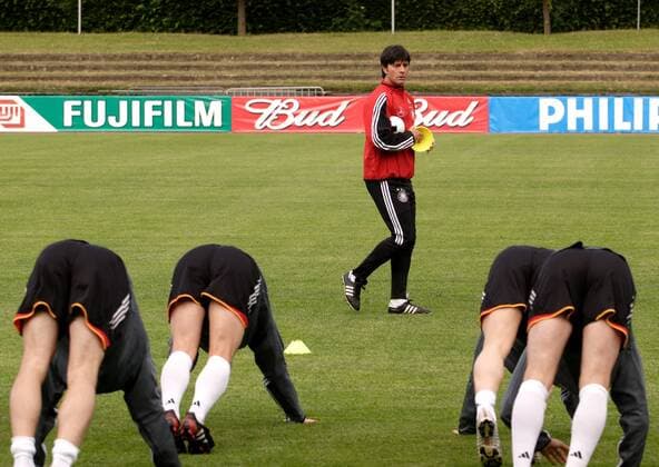 Co Trainer Joachim Löw (Deutschland) verteilt Hütchen und beobachtet dabei die Spieler bei ihren Übungen Fußball Herren Nationalmannschaft 2005, Nationalteam, Training, Vorbereitung, Deutschland Gruppe Frankfurt M.