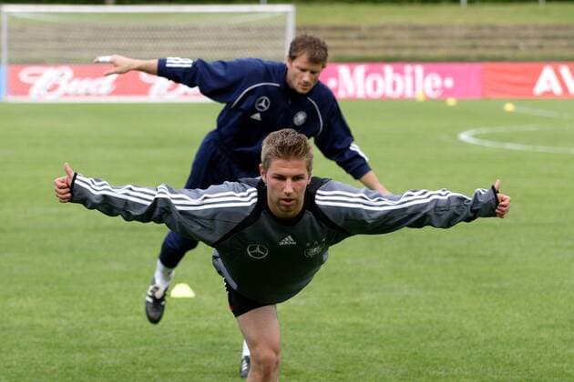 Thomas Hitzlsperger (Deutschland) - Gleichgewichtsübungen Fußball Herren Nationalmannschaft 2005, Nationalmannschaftstraining, Training, Nationalteam, Vdig, Einzelbild Frankfurt M.