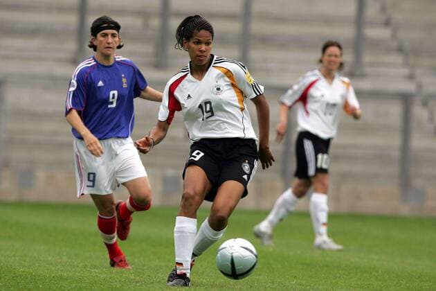 Navina Omilade (Deutschland, re.) setzt sich gegen Marinette Pichon (Frankreich) durch Fußball EM Damen Europameisterschaft 2005, Frauen, Frauenfußball, Gruppe B, Länderspiel, Deutschland - Frankreich 3:0 Gruppe Pan9708 Warrington Dynamik,  