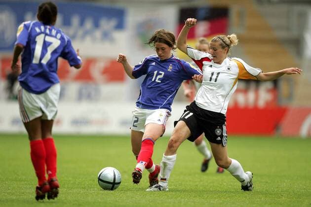 Camille Abily (Frankreich, li.) behauptet den Ball gegen Anja Mittag (Deutschland) Fußball EM Damen Europameisterschaft 2005, Frauen, Frauenfußball, Gruppe B, Länderspiel, Deutschland - Frankreich 3:0 Gruppe Pan9708 Warrington Dynamik,  