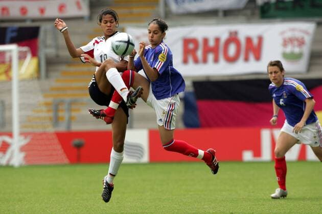 Navina Omilade (Deutschland, li.) gegen Louisa Necib (Frankreich) Fußball EM Damen Europameisterschaft 2005, Frauen, Frauenfußball, Gruppe B, Länderspiel, Deutschland - Frankreich 3:0 Gruppe Pan9708 Warrington Dynamik,  