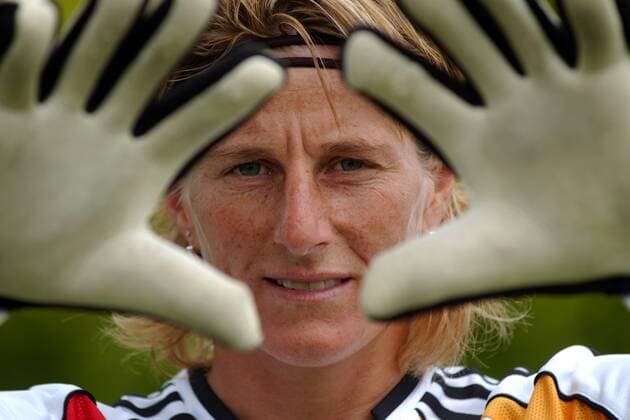 Torfrau Silke Rottenberg (Deutschland) blickt durch ihre Torwarthandschuhe Fußball EM Damen Europameisterschaft 2005, Frauen, Frauenfußball, Nationalmannschaft, Nationalteam Porträt Preston