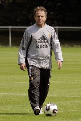Nationaltrainer Zico (Japan) am Ball Fußball Herren FIFA Confederations Cup 2005, Confederationscup, Konföderationencup, Konföderationen Einzelbild Hannover