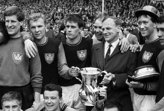 Englischer Pokalsieger West Ham United, v.li.: Torwart Jim Standen, Bobby Moore, Geoff Hurst, Trainer Ron Greenwood und Ken Brown- Fußball Herren FA Cup Finale 1963 1964, Pokal, Pokalspiel, English First Division, 1. Englische Liga, Endspiel Gruppe London Freude,