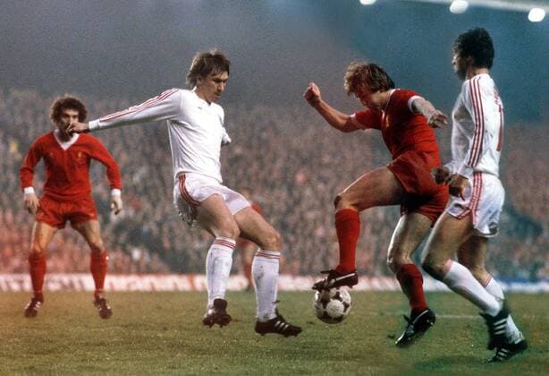 Kenny Dalglish (Liverpool, 2.v.re.) setzt sich gegen Klaus Augenthaler (Bayern) durch -  Fußball EC 1 Herren Europapokal der Landesmeister 1980 1981, Europacup, Halbfinale, Liverpool FC - FC Bayern München 0:0 Gruppe Liverpool Dynamik,