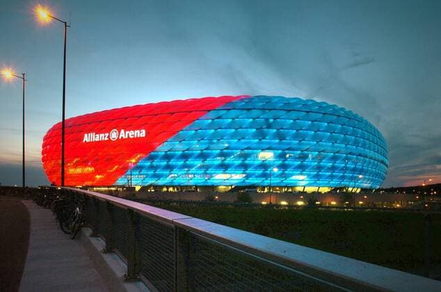 Die Allianz Arena leuchtet Rot und Blau, ein sicheres Zeichen für ein Münchner Derby Fußball Herren Saison 2004 2005, FC Bayern München - TSV 1860 München 0:1, Vdig Totale AllianzArena München