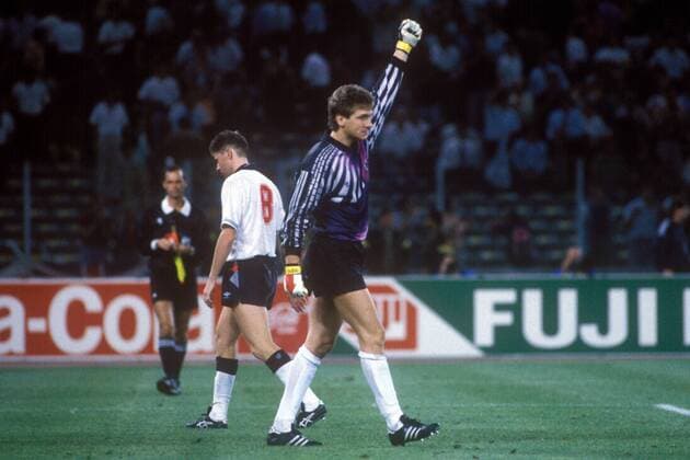 Elfmeterschießen: Torwart Bodo Illgner (BR Deutschland) jubelt nachdem Chris Waddle (England) verschossen hat Fußball WM Herren Weltmeisterschaft 1990, Länderspiel, Halbfinale, BRD - England 5:4 n.E., Nationalmannschaft, Vdia Gruppe Turin Freude,