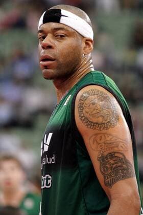 Sean Rooks (Badalona) schaut sich um -  Basketball Herren ACB League 2004 2005, 1. Spanische Liga, DKV Joventut Badalona, Vdig Einzelbild