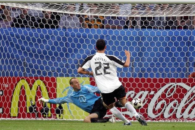 Kevin Kuranyi (re., Deutschland) trifft zum 1:0 gegen Torwart Mark Schwarzer (Australien) Fußball Länderspiel Herren Confederations Cup 2005, Confederationscup, Konföderationencup, Konföderationen, Gruppe A Gruppe Länderspiel Frankfurt M. Dynamik,