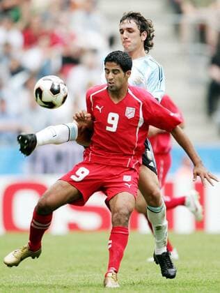 Haykel Guemamdia (Tunesien, vorn) gegen Gonzalo Javier Rodriguez (Argentinien) Fußball Länderspiel Herren Confederations Cup 2005, Confederationscup, Konföderationencup, Konföderationen, Gruppe A Gruppe Köln Dynamik,