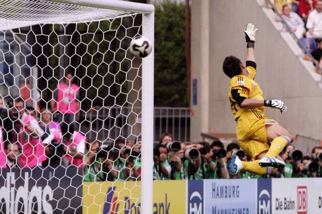 Torwart Yoshikatsu Kawaguchi (Japan) kassiert einen Gegentreffer Fußball Länderspiel Herren Confederations Cup 2005, Confederationscup, Konföderationencup, Konföderationen, Confedcup, Confed Einzelbild Hannover Dynamik,