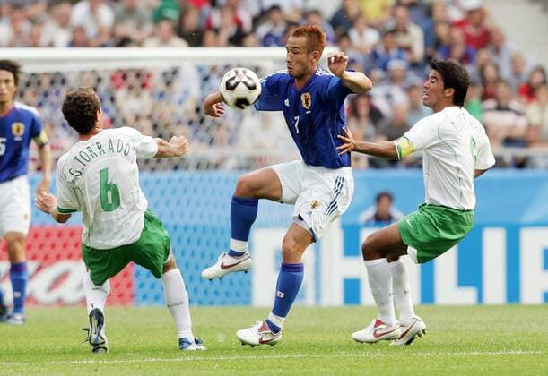 Hidetoshi Nakata (Japan, Mitte) gegen Pavel Pardo (re.) und Gerardo Torrado (beide Mexiko) Fußball Länderspiel Herren Confederations Cup 2005, Confederationscup, Konföderationencup, Konföderationen, Confedcup, Confed Gruppe Hannover Dynamik,