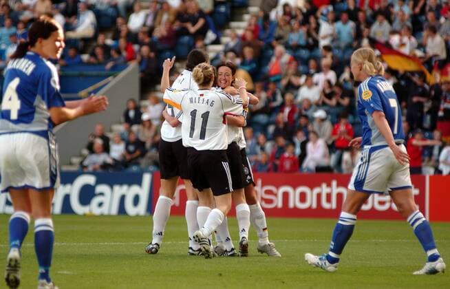 Renate Lingor (re.) jubelt mit Anja Mittag (Mitte) und Birgit Prinz (alle Deutschland) Fußball EM Damen Europameisterschaft 2005, Frauen, Frauenfußball, Halbfinale, Länderspiel, Vdig Gruppe Preston Freude,