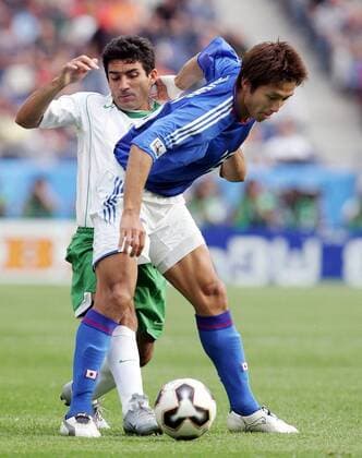 Takashi Fukunishi (Japan, re.) gegen Antonio Naelson Zinha (Mexiko) Fußball Länderspiel Herren Confederations Cup 2005, Confederationscup, Konföderationencup, Konföderationen, Confedcup, Confed Gruppe Hannover Dynamik, Kampf,