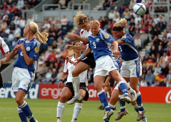 Sandra Minnert (Deutschland, 3.v.re.) gegen Laura Kalmari (2.v.re.) und Jessica Julin (beide Finnland) Fußball EM Damen Europameisterschaft 2005, Frauen, Frauenfußball, Halbfinale, Länderspiel, Vdig Gruppe Preston Dynamik, Höhe,