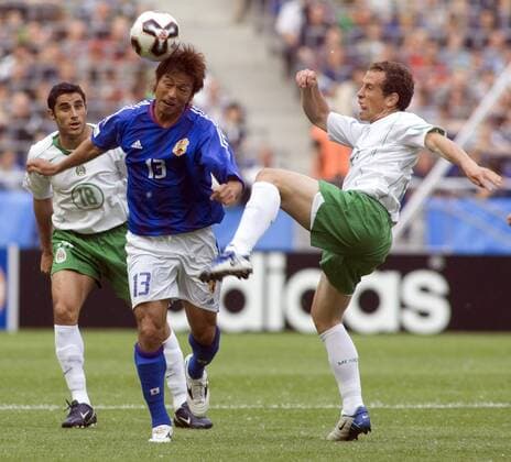 Atsushi Yanagisawa (Japan, li.) gegen Gerardo Torrado (Mexiko) Fußball Länderspiel Herren Confederations Cup 2005, Confederationscup, Konföderationencup, Konföderationen, Confedcup, Confed Gruppe Hannover Dynamik,