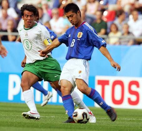 Mitsuo Ogasawara (Japan, re.) gegen Pavel Pardo (Mexiko) Fußball Länderspiel Herren Confederations Cup 2005, Confederationscup, Konföderationencup, Konföderationen, Länderspiel Gruppe Hannover Dynamik,