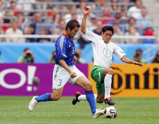 Takayuki Chano (Japan, li.) gegen Ricardo Osorio (Mexiko) Fußball Länderspiel Herren Confederations Cup 2005, Confederationscup, Konföderationencup, Konföderationen, Länderspiel Gruppe Hannover Dynamik, Kampf,